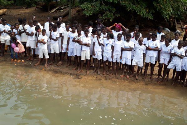 Grupo de jovens batizados