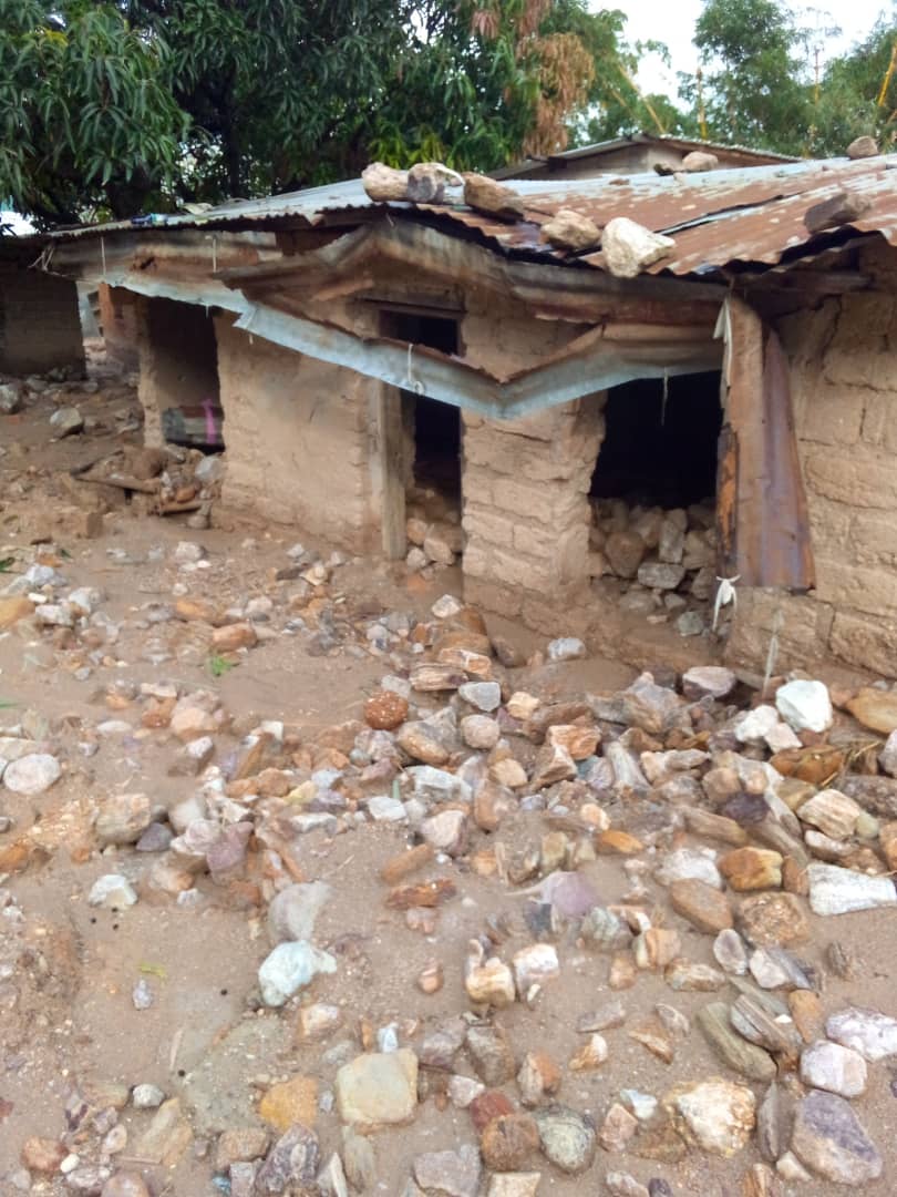 Chuva forte em Uvira causa destruição terrível à igreja e à escola locais